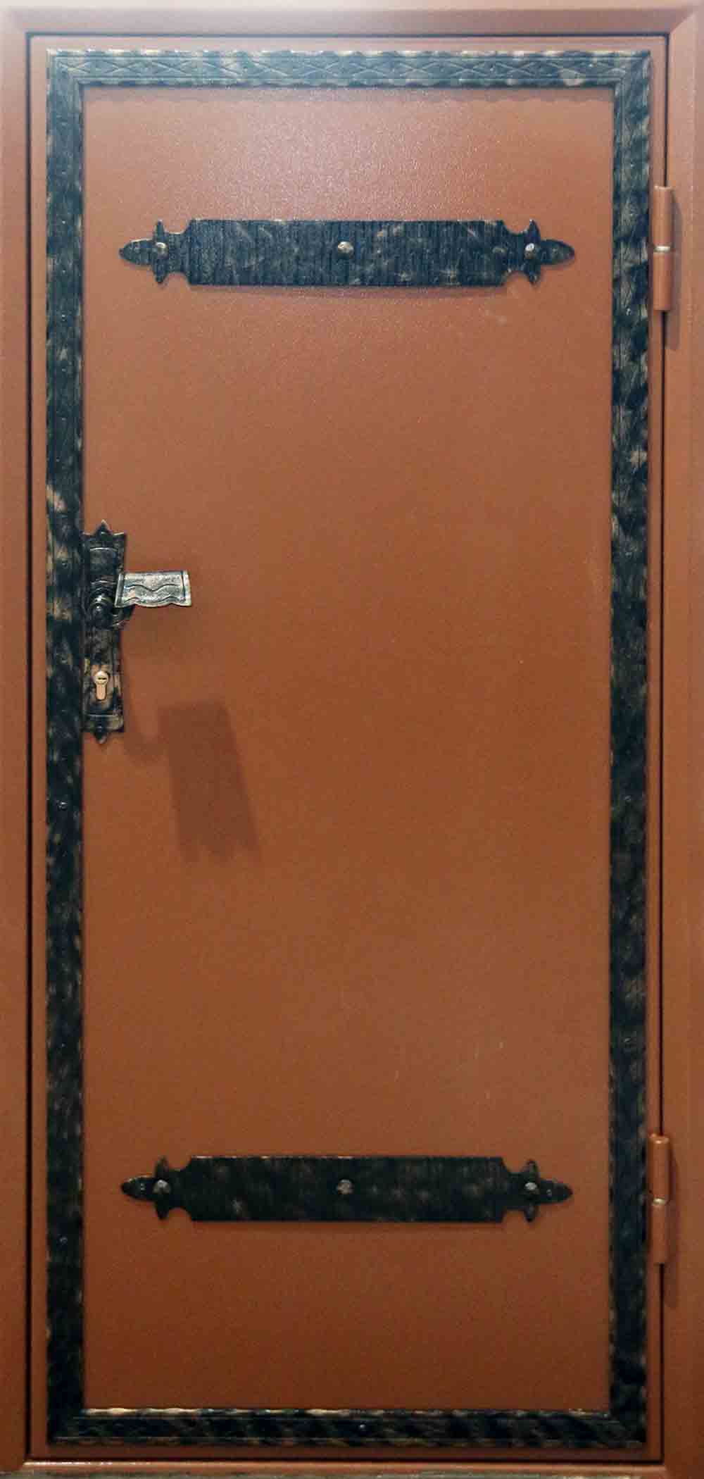 Металлическая входная дверь с коваными элементами